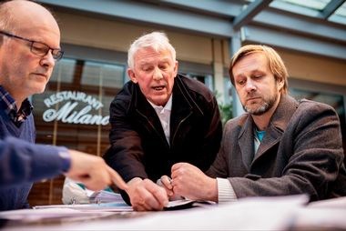 Føler seg lurt: Styremedlem Helge Raaen i Huseierlaget Steindalsflata 4, flankert av henholdsvis leder Robert Rasmussen (t.h) og nestleder Jan Erik Sæther i Fredlydalen Velforening, tar alle sterk avstand fra at rådmannen på nytt fremmer forslag om at Fredlybekken skal delvis gjenåpnes, to år etter at forslaget er avvist av bystyret.
(Foto: Ole Martin Wold)